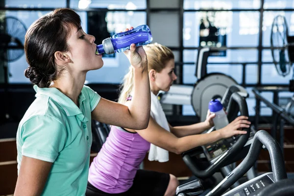 Frauen mit Wasserflasche mit Fahrrad — Stockfoto