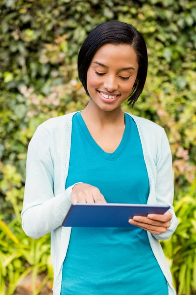 Bruna sorridente utilizzando tablet — Foto Stock