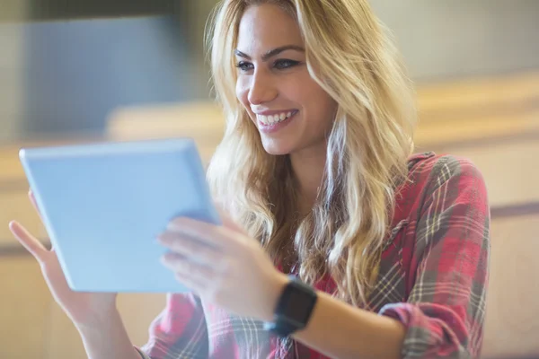Uśmiechający się kobiet student za pomocą tabletu — Zdjęcie stockowe