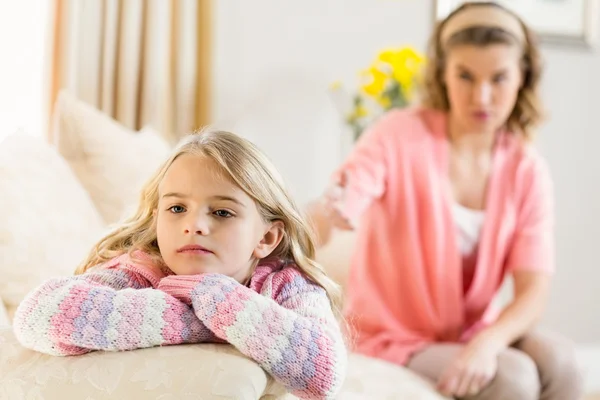 Madre e hija se molestan entre ellas. — Foto de Stock