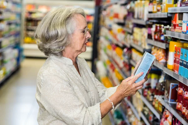 Senior woman buying food — Stock Photo, Image