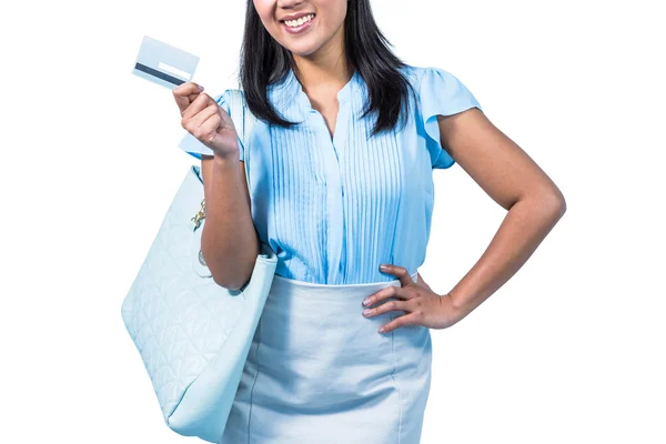 Mulher sorridente com um cartão de crédito na mão — Fotografia de Stock