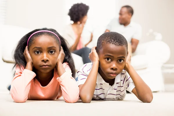 Crianças infelizes sentadas no chão — Fotografia de Stock