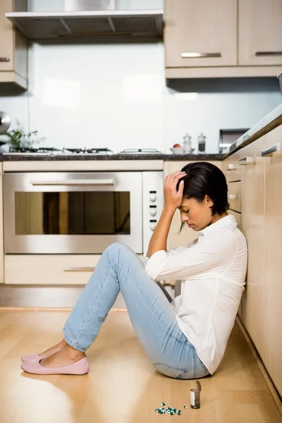 Boos bunette zittend op de vloer — Stockfoto