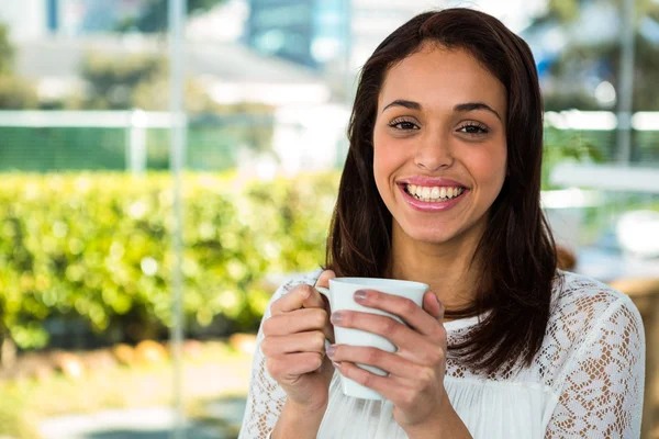 Chica joven beber su té — Foto de Stock