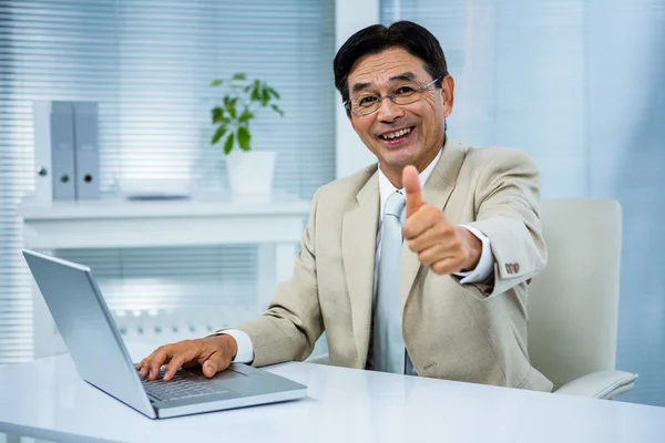 Empresário sorridente mostrando os polegares para cima — Fotografia de Stock