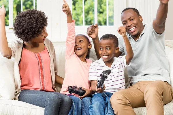 Famiglia sorridente seduta sul divano — Foto Stock