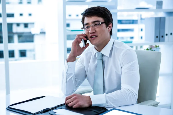 Азиатский бизнесмен разговаривает по телефону — стоковое фото