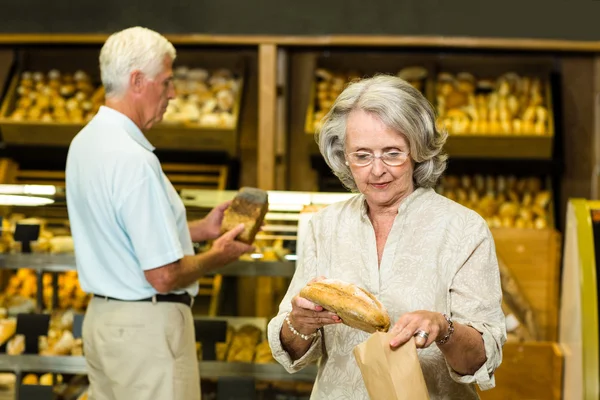 Старша пара купує хліб — стокове фото