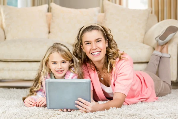 Mamma och dotter liggande på golvet — Stockfoto