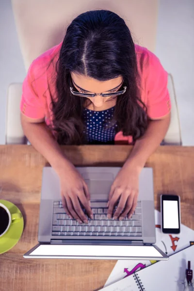 Femme d'affaires tapant sur le clavier de l'ordinateur portable — Photo