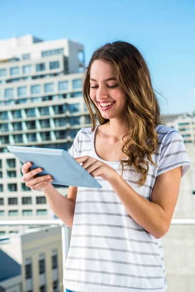 Menina jovem usando seu tablet — Fotografia de Stock