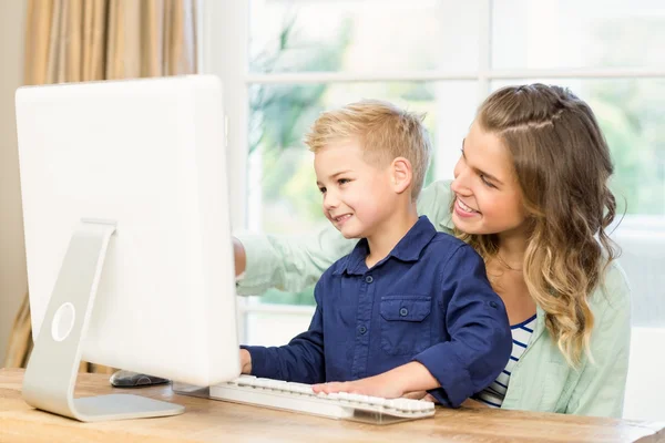 Мати і син використовують комп'ютер — стокове фото