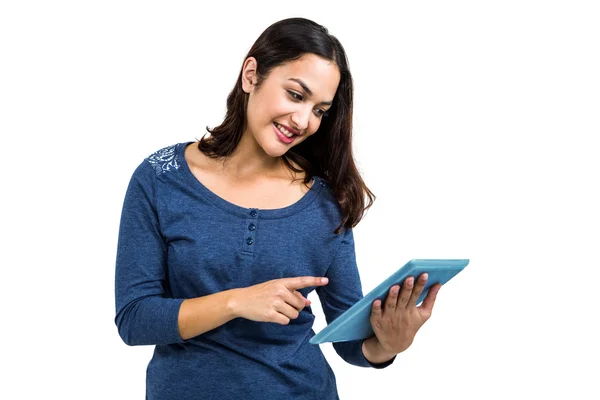 Mujer hermosa feliz apuntando a la tableta digital — Foto de Stock