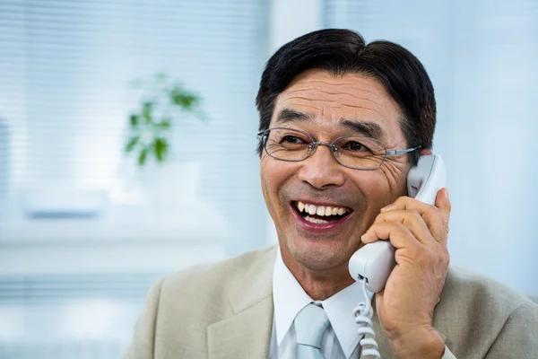 Χαμογελώντας επιχειρηματίας τηλεφωνικής συνομιλίας — Φωτογραφία Αρχείου
