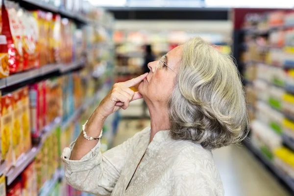 Senior woman choosing food — Stock Photo, Image
