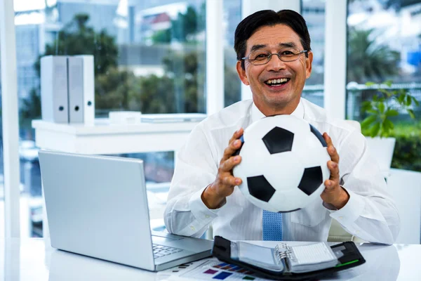 Asiático empresario celebración fútbol pelota — Foto de Stock