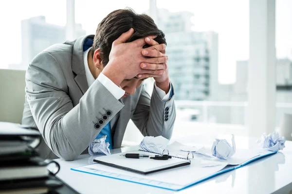 Geschäftsmann wird durch Arbeit depressiv — Stockfoto