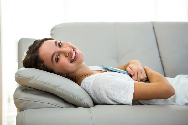 Mujer feliz acostada en el sofá —  Fotos de Stock