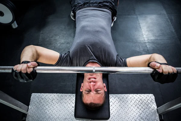 Uomo muscolare sollevamento a bilanciere — Foto Stock