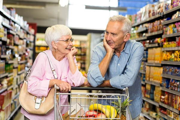 Senior pareja de compras juntos —  Fotos de Stock