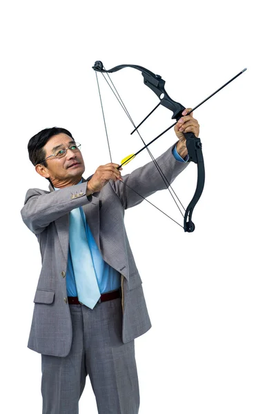 Homem de negócios focado atirando um arco — Fotografia de Stock