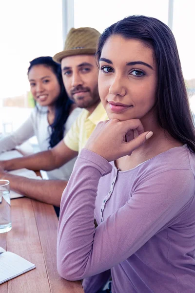 Femme d'affaires assise avec des collègues — Photo