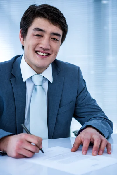 Usmívající se asijské podnikatel podepsání smlouvy — Stock fotografie