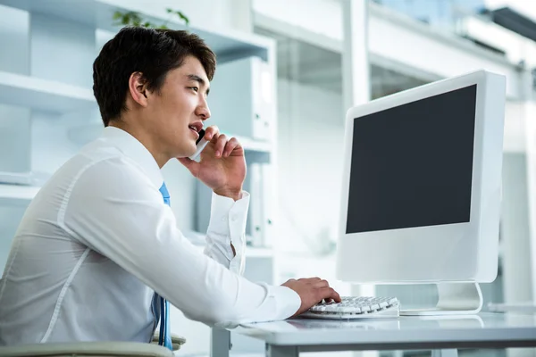 Asiatiska affärsman talar i telefon — Stockfoto