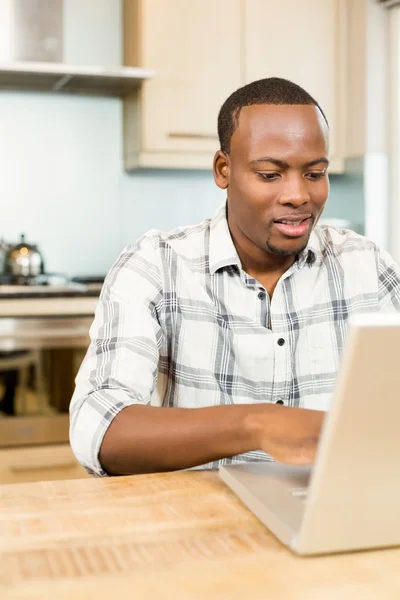 Bell'uomo che utilizza il computer portatile — Foto Stock