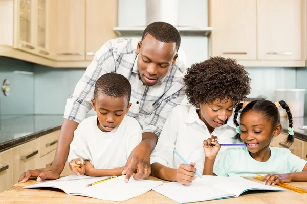 Föräldrar kontrollera barn läxor — Stockfoto