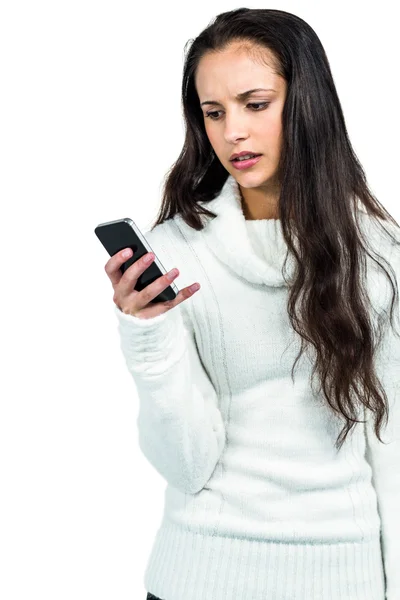 Bezorgd vrouw met behulp van smartphone — Stockfoto