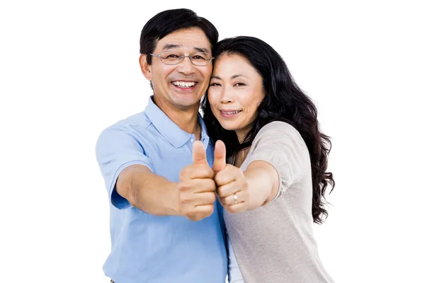 Couple souriant avec les pouces levés — Photo