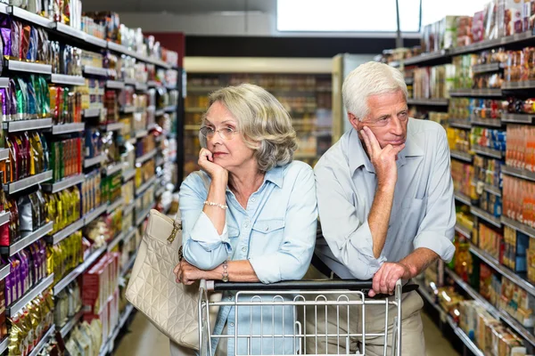 Tankeväckande äldre par med vagn — Stockfoto