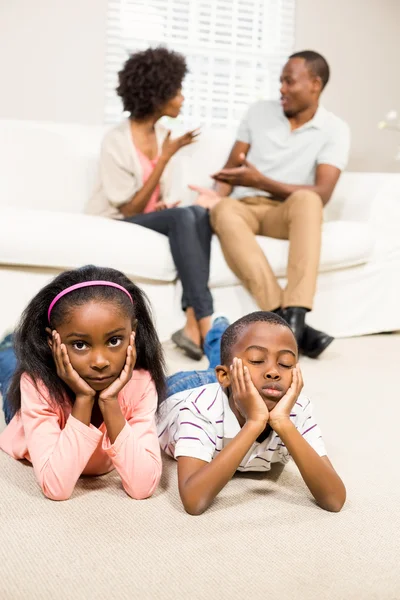 Ongelukkige kinderen zittend op de vloer — Stockfoto