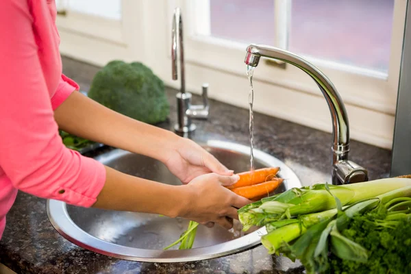 Mujer lavando zanahorias —  Fotos de Stock