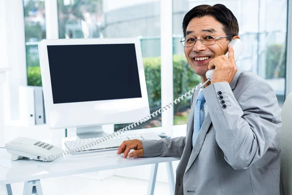 Asiático hombre de negocios haciendo una llamada telefónica —  Fotos de Stock