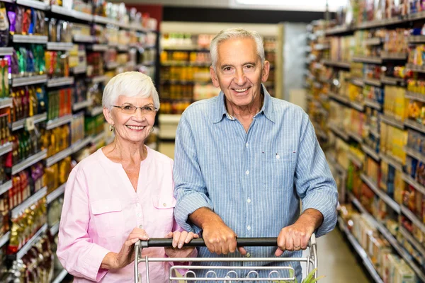 Casal de compras na mercearia — Fotografia de Stock