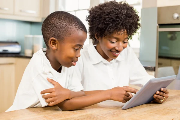 母亲和儿子使用平板电脑 — 图库照片