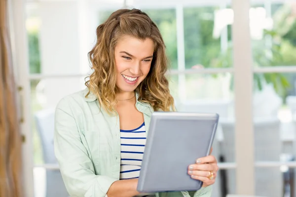 Mulher usando computador tablet — Fotografia de Stock