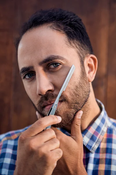 Empresário barbear contra a parede — Fotografia de Stock
