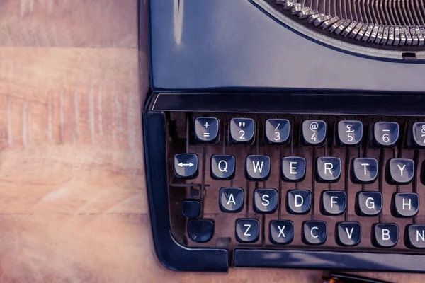 Ancienne machine à écrire sur bureau en bois — Photo