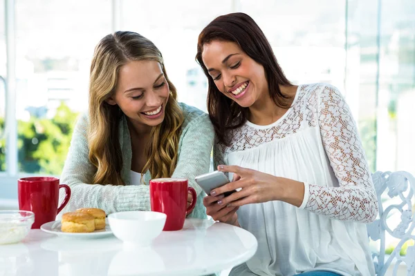 Two girls watch a phone — Stock Photo, Image