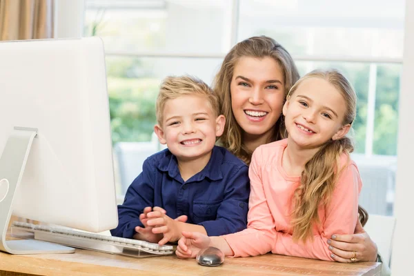 Lycklig familj med hjälp av datorn — Stockfoto