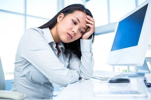 Nachdenkliche Geschäftsfrau mit der Hand im Gesicht — Stockfoto