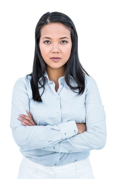 Vrouw met gekruiste armen kijken camera — Stockfoto