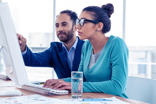 Hombre de negocios y mujer de negocios discutiendo por computadora — Foto de Stock