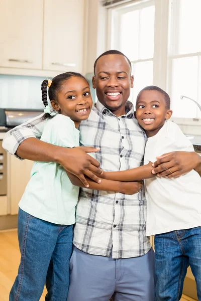 Familie umarmt sich in der Küche — Stockfoto