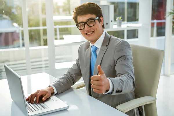 Empresário sorridente mostrando os polegares para cima — Fotografia de Stock