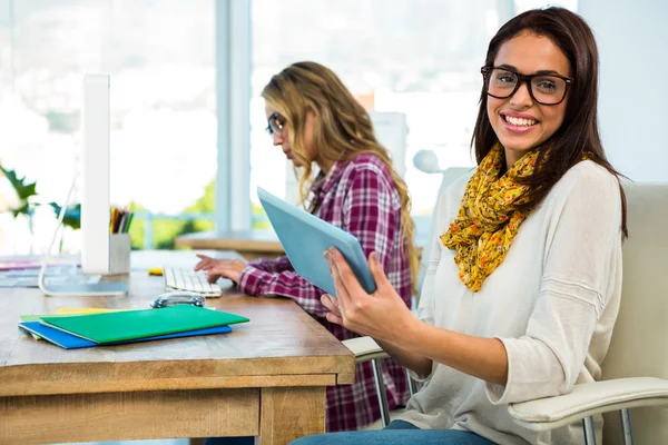 Duas meninas trabalham no escritório — Fotografia de Stock